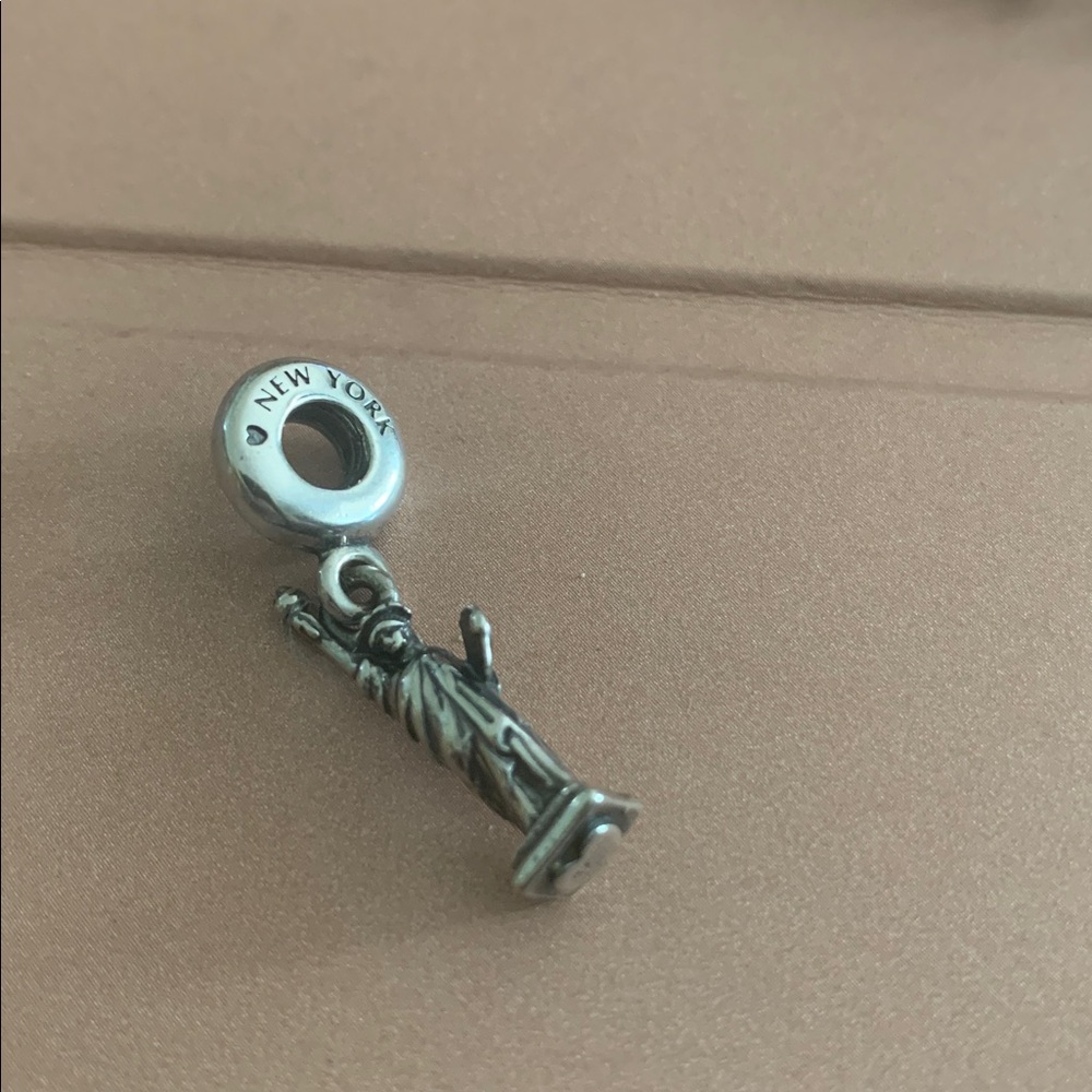 Pandora Silver Statue of Liberty Charm - Picture 3 of 5